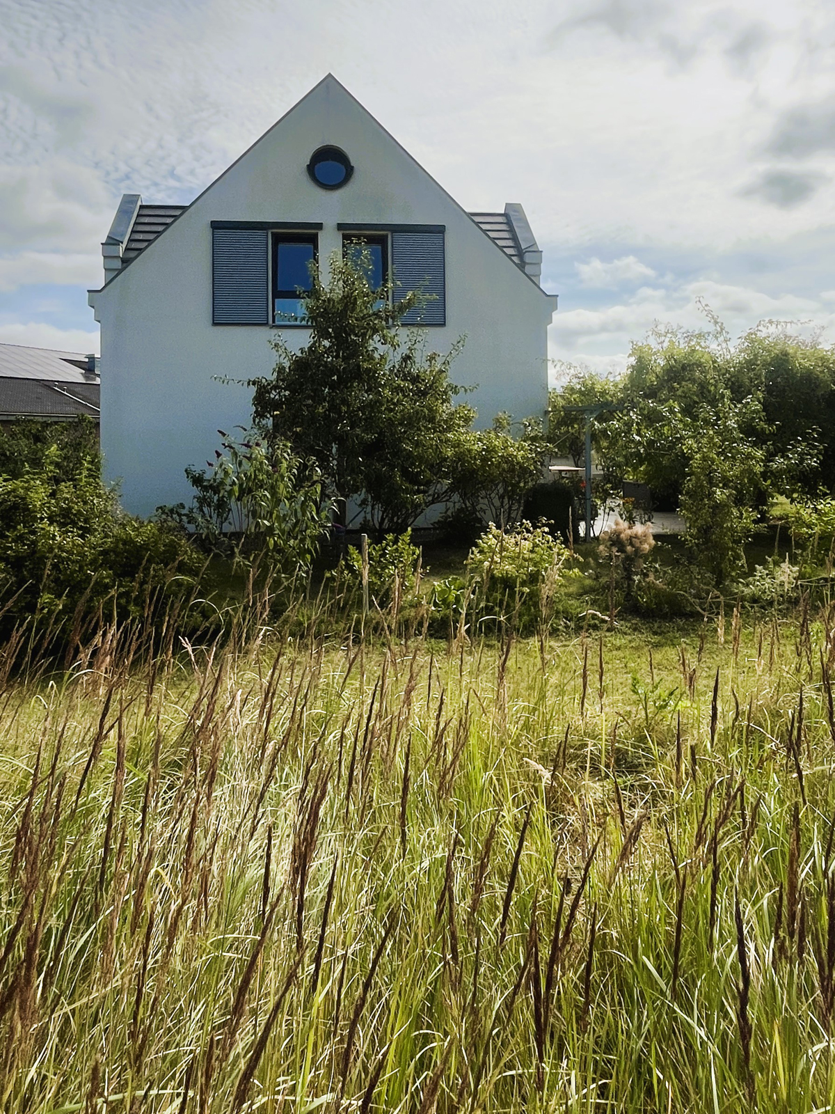 Moderner Alu-Schiebeladen der Baier GmbH, verbaut an einem Einfamilienhaus in Stralsund (Mecklenburg-Vorpommern)